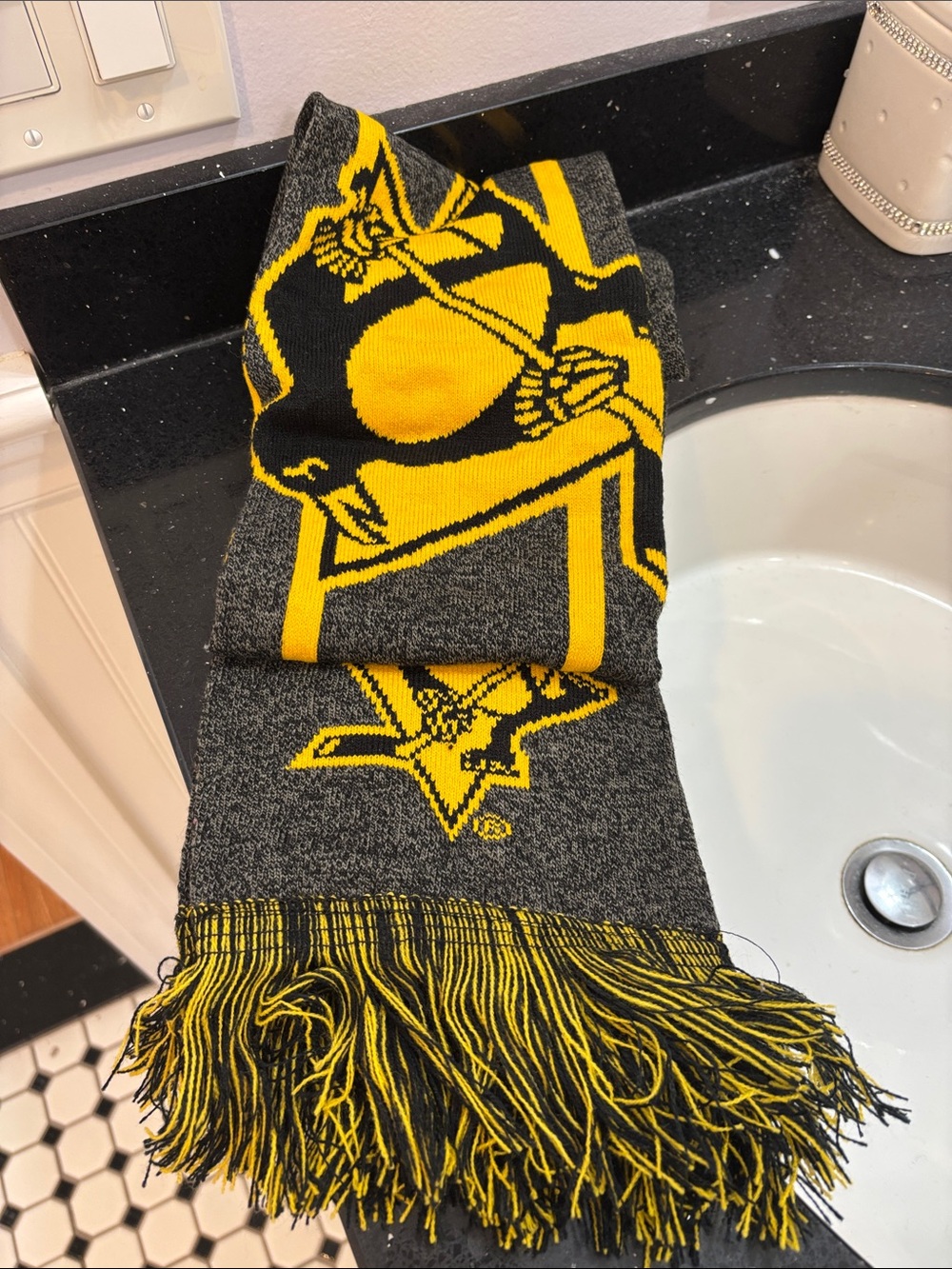 NWT NHL Black and Yellow Knit Team Scarf with Fringe Steelers